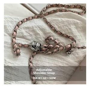 Détail de la bandoulière réglable en cuir rose et chaîne argentée avec boucle boule