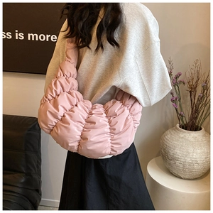 Rosa gesteppte Croissant-Tasche mit gefaltetem Wolken-Design für den herbstlichen Alltag