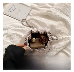 Vue intérieure d'un sac seau brodé montrant l'espace pour téléphone et maquillage