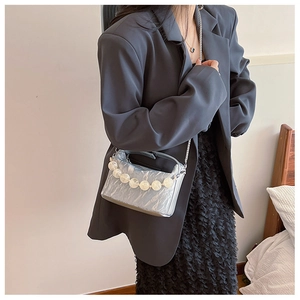 Zilveren metallic crossbody tas met grote parelhandgreep en fijne metalen kettingriem