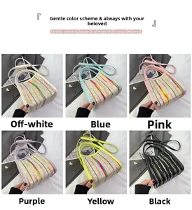 Vista detallada de mini bolsos tejidos a rayas en seis colores con correas de cuero