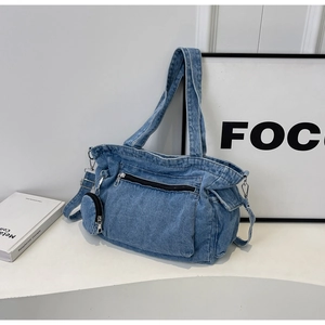Dettaglio della borsa tote in denim blu con tasche multiple e borsellino rimovibile