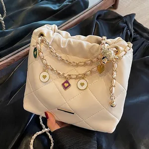 Sac Seau en Cuir PU Matelassé pour Femmes Avec Pendentif Cœur en Émail Mode Haut de Gamme Bandoulière de Niche