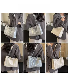 Detailansicht der stylischen Tragetasche mit Metallkettenriemen und Lederstruktur