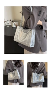 Details der silbernen Shopper-Tasche mit Faltenstruktur und silbernem Kettenriemen