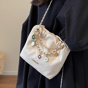 Sac à bandoulière matelassé crème avec chaînes à breloques cœur et cordon de serrage