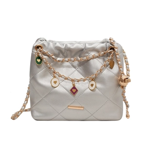 Sac bandoulière matelassé argenté avec breloques cœurs colorés et détails élégants