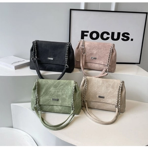 Detailansicht der Umhängetaschen in Schwarz, Rosa, Grün und Beige mit Kettenriemen