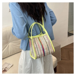 Detailansicht der gewebten Tasche mit bunten Streifen und neon-grünen Akzenten