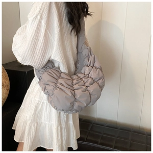 Detailansicht der großen grauen Cloud-Tasche mit Falten und weicher Nylon-Textur an der Schulter