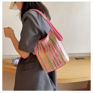 Detailansicht einer bunten Regenbogen-Webtasche mit pinkfarbenem Leder-Schultergurt