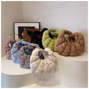 Gesteppte Croissant-Cloud-Taschen in acht Farben auf einem Art-Déco-Ständer präsentiert