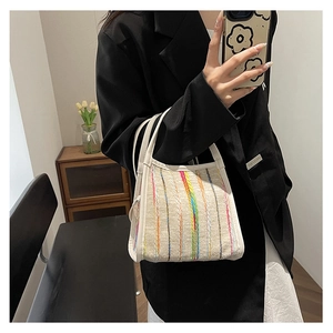 Detail der bunt gestreiften gewebten Shopper-Tasche mit glatten Griffen und Struktur