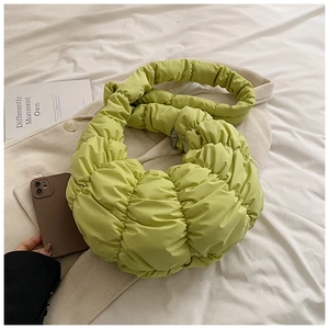 Nahaufnahme der neongrünen Puffer-Tasche mit Steppmuster und weicher Textur für Damen
