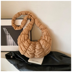 Detailaufnahme der beigen Croissant-Wolken-Tasche mit Falten-Textur und Träger