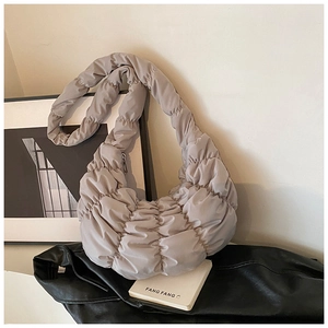 Detailansicht der silbernen gesteppten Croissant-Tasche mit plissierter Struktur