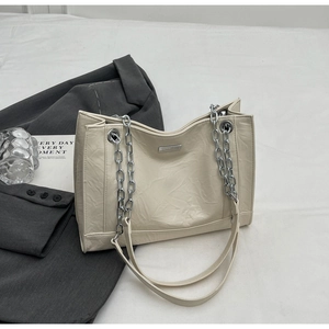 Detailansicht der cremefarbenen Totebag mit geriffeltem PU-Leder und silberner Kette