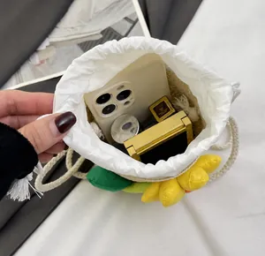 Detailweergave van de binnenkant voor telefoon en make-up in een bloemen-emmerstas