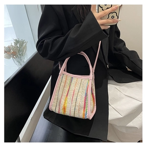 Detailansicht der bunt gestreiften Webhandtasche mit rosa Lederriemen und Tragegriff