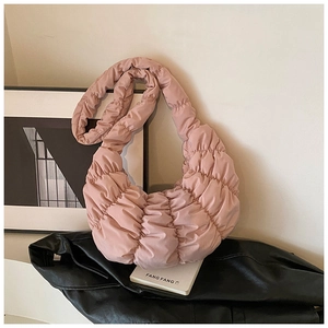 Nahaufnahme der rosa gesteppten Croissant-Tasche mit weicher Nylon-Textur und Naht