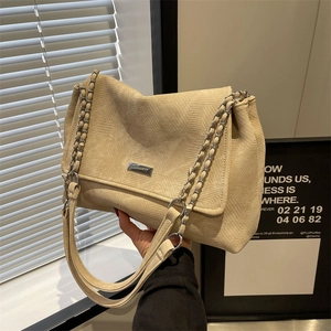 Minimalistische beige Schultertasche mit Webstruktur, Silberkette und Metall-Logo
