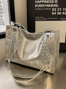Silberne Metallic-Einkaufstasche mit Kettenriemen und modernem Schultertaschen-Design