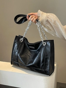Schicke schwarze Shopper Tasche mit silbernen Ketten und Knitteroptik für den Alltag