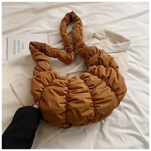Detailaufnahme der karamellfarbenen Cloud-Bag mit Falten auf Cord-Hintergrund