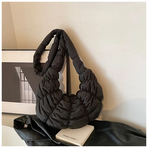 Detail der schwarzen gesteppten Cloud-Bag mit Faltenstruktur und mattem Finish