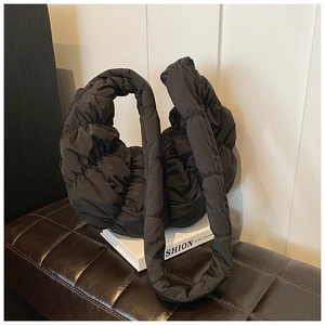 Detail der schwarzen gesteppten Croissant-Tasche aus glänzendem Nylon mit breitem Gurt