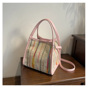 Detail der Regenbogen gestreiften Web-Tasche mit rosa Ledergriffen und Reißverschluss