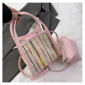 Detailaufnahme der bunten gewebten Handtasche mit passender rosa Innentasche