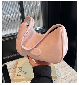 Dettaglio della borsa hobo rosa in camoscio opaco con logo e manico integrato