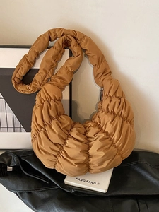 Braune Croissant-Tasche mit großem Fassungsvermögen und weicher gesteppter Textur