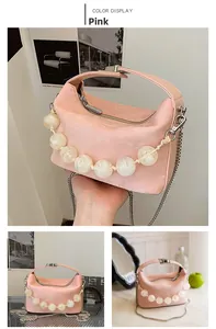Detailopname van roze handtas met acryl marmeren kralen en zilveren ketting