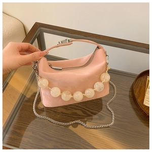 Roze matte crossbody tas met witte kralenketting en zilveren metalen details