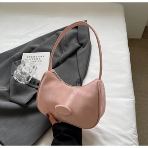 Dettaglio della borsa a mezzaluna rosa chiaro con logo a rilievo e texture opaca