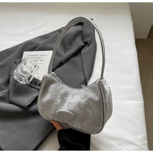 Vista dettagliata della borsa a spalla in tessuto grigio argento con logo ed etichetta