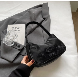 Dettaglio borsa hobo nera a mezzaluna con logo CHERMATE su pelle testurizzata