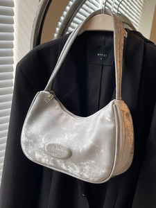 Borsa hobo in velluto grigio argento con logo a rilievo per un look essenziale
