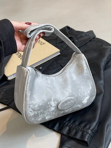 Borsa a mezzaluna argento con finitura metallica e ampia tracolla alla moda