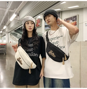 Gros plan de sacs de poitrine en toile noir et blanc avec broderie sur des mannequins