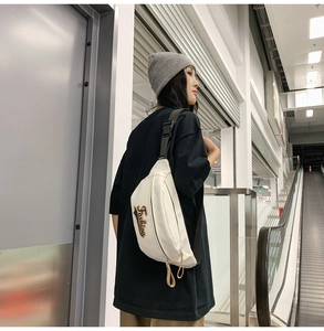 Détail du sac de poitrine en toile blanche avec broderie Fashion et sangle réglable
