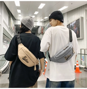 Sac de poitrine mode pour couples vu de dos dans un centre commercial moderne