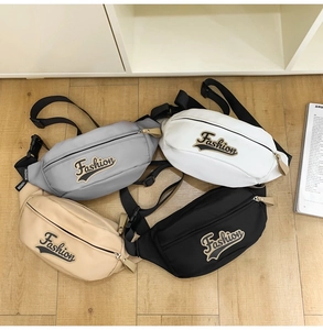 Détail de quatre sacs à bandoulière sportifs en gris, blanc, kaki et noir avec broderie