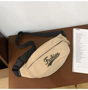 Gros plan du sac de poitrine en nylon beige avec broderie Fashion et sangle