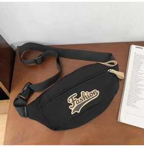 Détail de la sacoche noire sport avec écusson Fashion et boucle de sangle réglable
