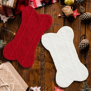 Set de dos calcetines navideños de punto con forma de hueso en rojo y crema para decorar