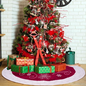 Vue détaillée du tapis de sapin de Noël rouge avec broderie flocon de neige et motif festif