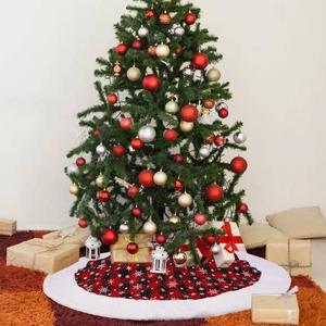 Detail van rood-zwarte geruite kerstboomrok met witte pluche rand en sneeuwvlokpatroon